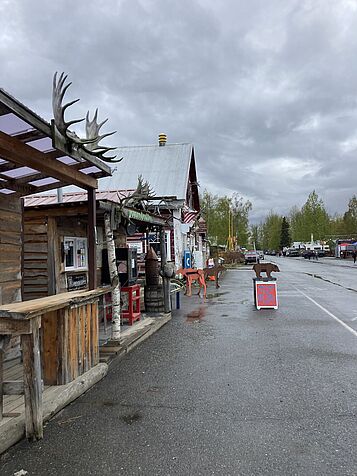 picture of main street in Talkeetna