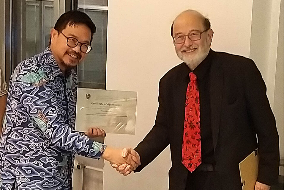 Überreichung des "Certificate of Appreciation" durch Prof. A Min Tjoa (TU Wien), Präsident der Austrian-Indonesian Society (AIS)