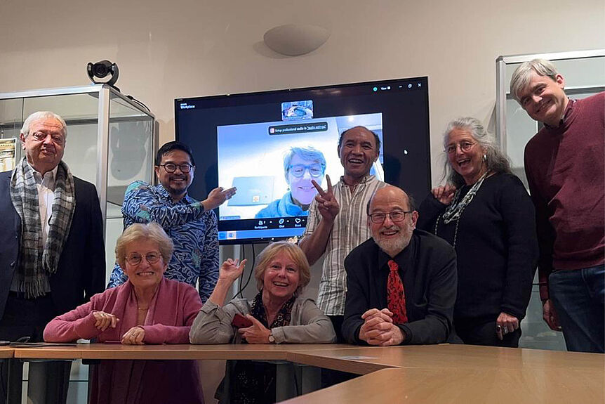 Gruppenbild Austrian-Indonesian Society mit den indonesischen Gästen Ricky Ichsan (links) und Thomas Julivadistanto (rechts)