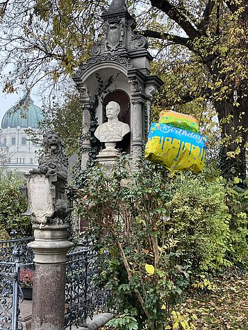 Foto von Zentralfriedhof Grab mit Ballon